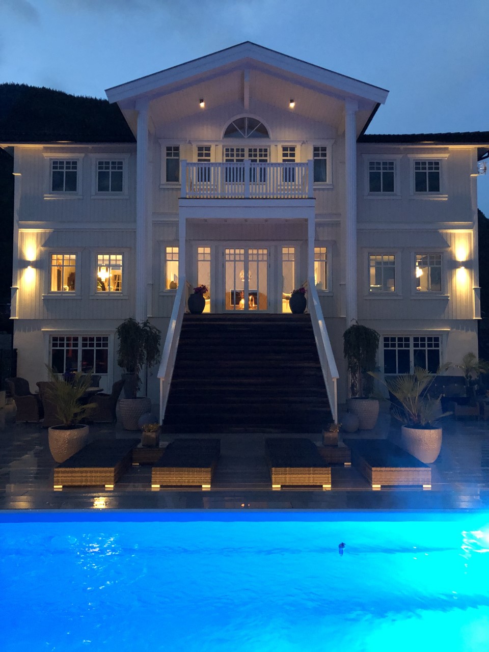 fasade på hus med basseng fra bassengutstyr på kvelden